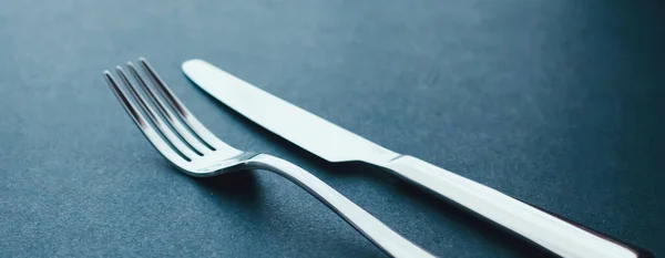 Gabel und Messer, Silberbesteck für die Tischdekoration, minimalistisches Design und Ernährung — Stockfoto