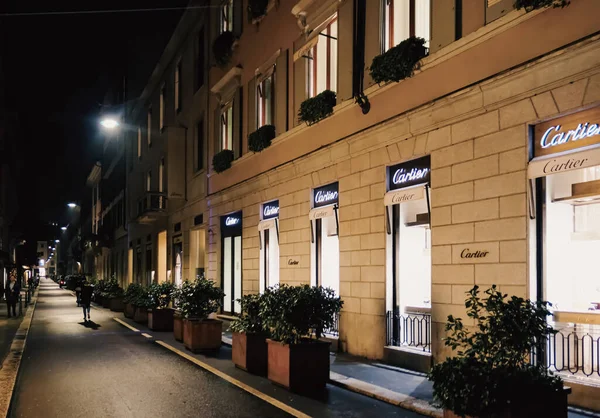 Edificios históricos, tiendas y boutiques en la calle Via Montenapoleone de Milán por la noche, calle comercial de lujo —  Fotos de Stock