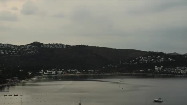 Timelapse de um céu nublado sobre o mar e paisagem montanhosa na costa do Mediterrâneo, natureza e viagens — Vídeo de Stock