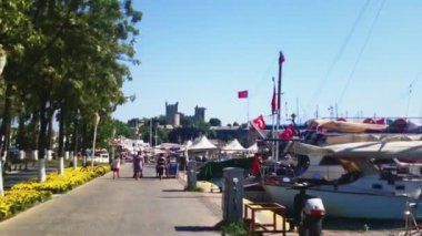 Marina Yat Kulübü Bodrum, şehir merkezinin sokakları ve manzarası.