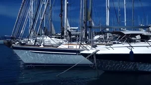 ギリシャのコス島のビーチヨットクラブでのボート — ストック動画