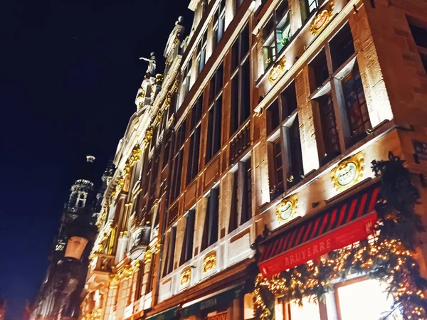Ulice Brukseli, stolicy Belgii, architektury europejskiej i zabytkowych budynków w nocy — Zdjęcie stockowe