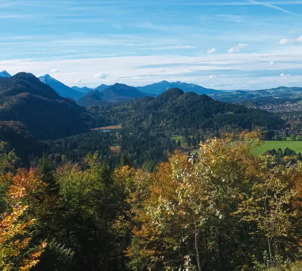 Bela natureza dos Alpes Europeus, vista paisagem de montanhas alpinas, lago e aldeia em um dia ensolarado, viagens e destino — Fotografia de Stock