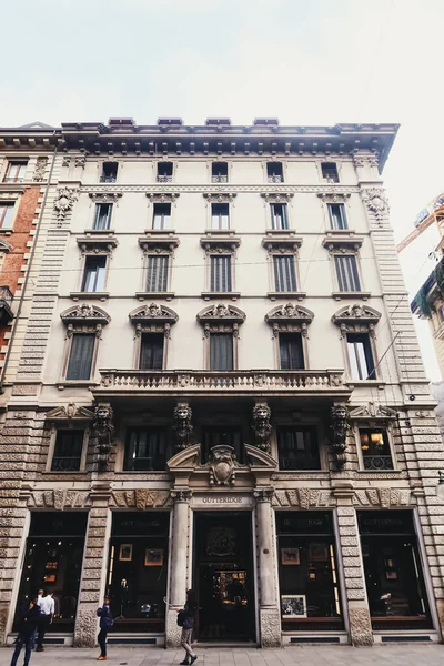 Classic European architecture and historical buildings on the city center streets of Milan in Lombardy region in Northern Italy — Stock Photo, Image