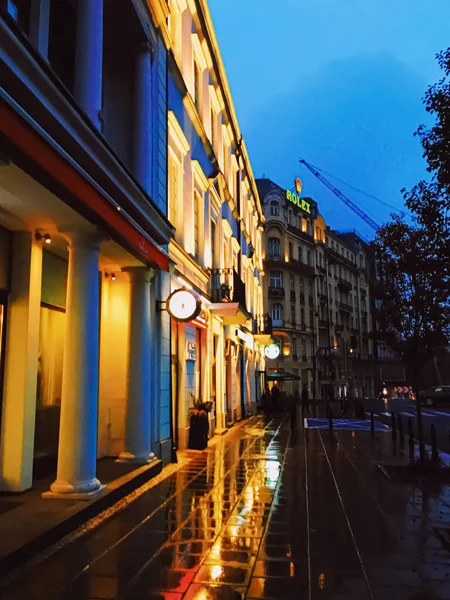 Główne centrum miasta ulicy w godzinach wieczornych — Zdjęcie stockowe