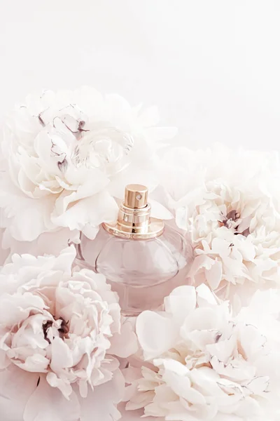 Parfümflasche als luxuriöses Parfümprodukt auf Hintergrund von Pfingstrosenblumen, Parfümwerbung und Beauty Branding — Stockfoto