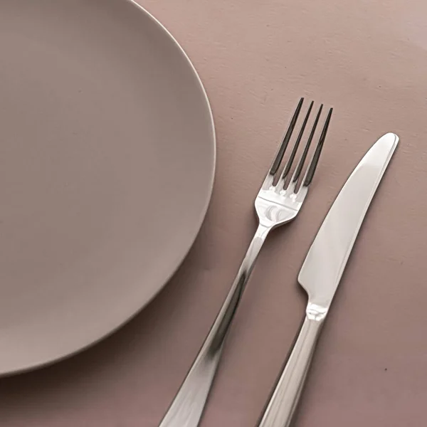 Leere Teller und Besteck als Mockup-Set auf braunem Hintergrund, Top-Geschirr für Cheftischdekor und Menü-Branding — Stockfoto