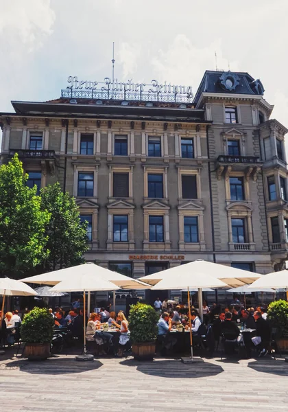Restaurante en el centro de la ciudad calle de Zurich en Suiza — Foto de Stock