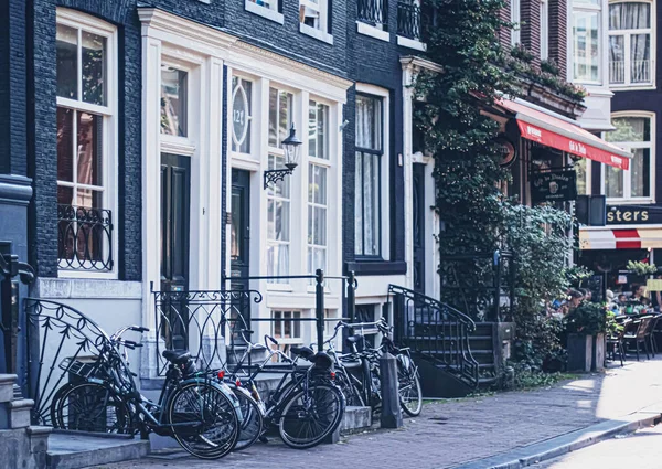 Rua principal no centro da cidade de Amsterdã, na Holanda — Fotografia de Stock