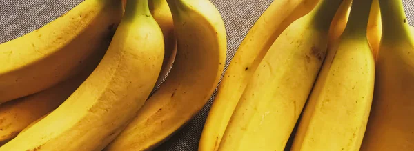 Banane biologiche su fondo rustico di lino — Foto Stock