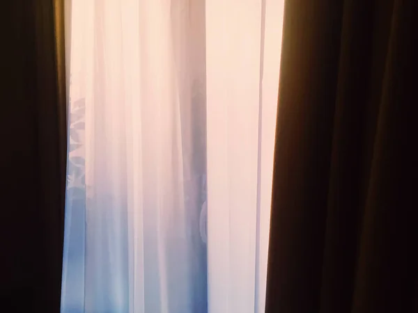 Tirai di jendela saat matahari terbenam — Stok Foto