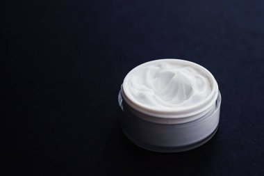 Yüz kremi nemlendirici, lüks cilt bakımı ve yaşlanma karşıtı kozmetik ürünler, minimal tasarım ve marka