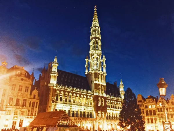 La plaza Grand Place en Bruselas, la capital de Bélgica, famoso hito histórico por la noche — Foto de Stock