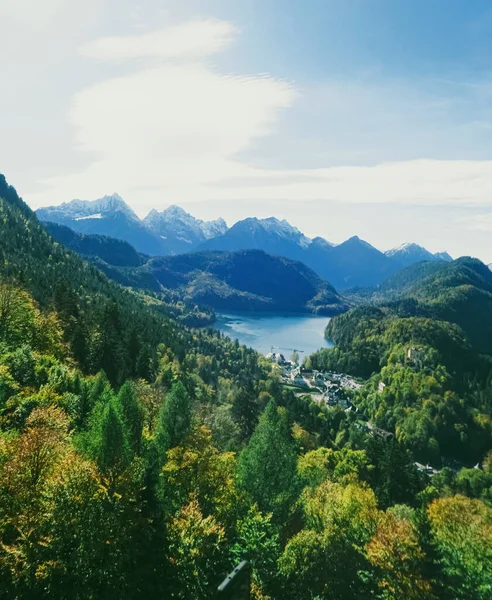 Avrupa Alplerinin güzel doğası, dağların manzarası, bahar mevsiminde göl ve köy, seyahat ve varış yerleri — Stok fotoğraf