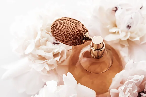 Parfümflasche als Vintage-Parfümprodukt auf Hintergrund von Pfingstrosenblüten, Parfumwerbung und Beauty-Branding — Stockfoto