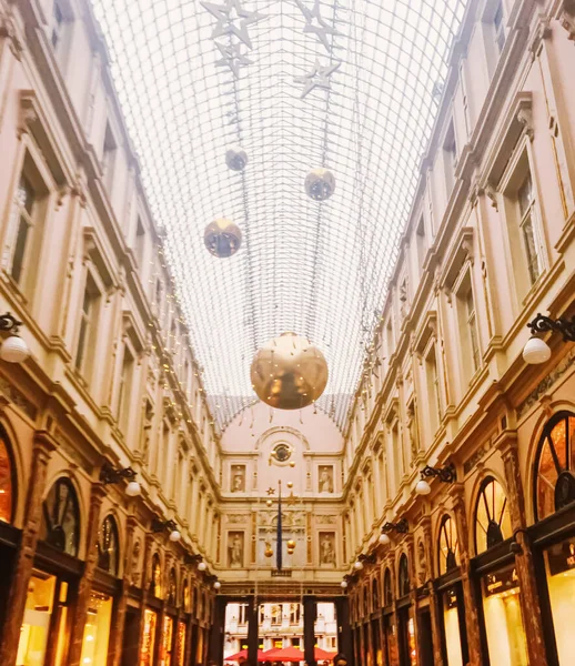 Королевская галерея Сент-Этьен в Брюсселе, столице Бельгии, знаменитая историческая достопримечательность и роскошный торговый центр — стоковое фото