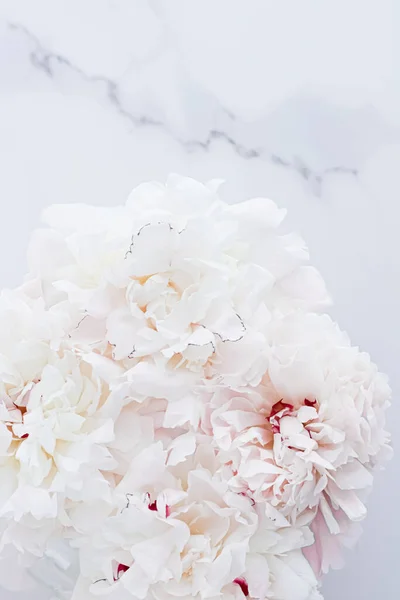 Buquê de flores de peônia como fundo floral de luxo, decoração de casamento e marca de evento — Fotografia de Stock
