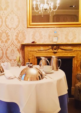 İspanya, Barselona 'da beş yıldızlı lüks bir otelde oda servisi.