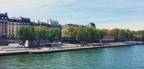 Banks of River Seine, zabytkowe budynki i architektura klasyczna w Paryżu, Francja — Zdjęcie stockowe
