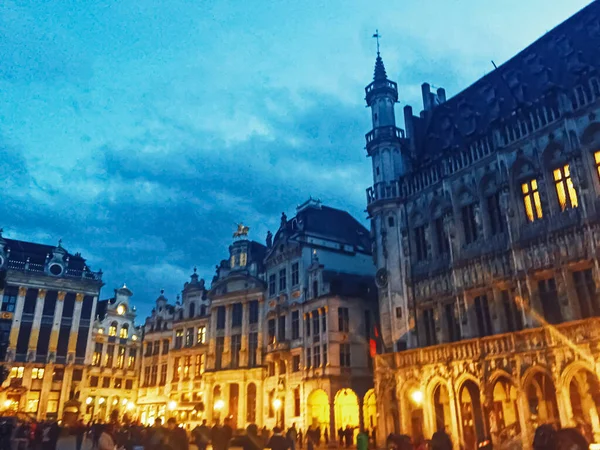 La plaza Grand Place en Bruselas, la capital de Bélgica, famoso hito histórico por la noche — Foto de Stock