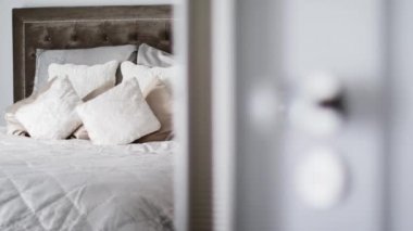 Lüks bir yatak odasının iç kısmında, dekoratif yastıklar ve yastıklar, oda, ev dekorasyonu ve tasarım kapısı.