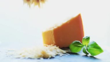 Parmesan peyniri ve fesleğen yaprağı öğütülmüş tarif malzemesi, yemek ve yemek olarak