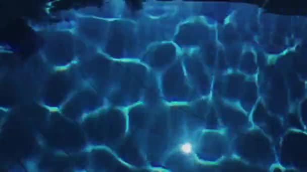 Agua cristalina azul en la piscina de verano al atardecer, bajo el agua y viajar — Vídeo de stock