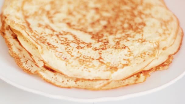 Receta de crepe francés tradicional en sartén, panqueques finos caseros para el desayuno, preparación de alimentos y cocina — Vídeos de Stock