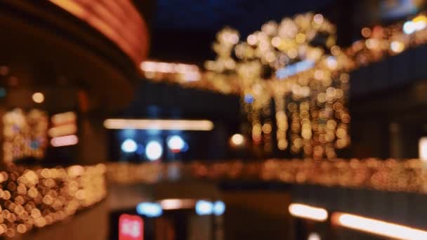 Расширенный вид украшения рождественских праздников в современном торговом центре, фон и освещение — стоковое видео