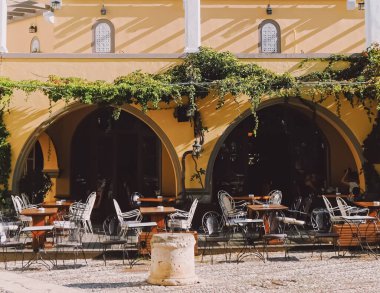 Açık havada boş yerel bir restoran.