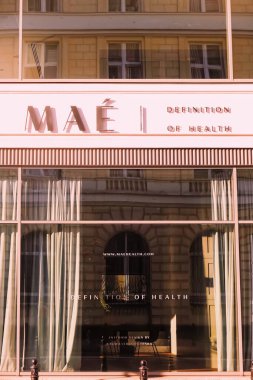 Akşam şehir merkezi caddesinde.