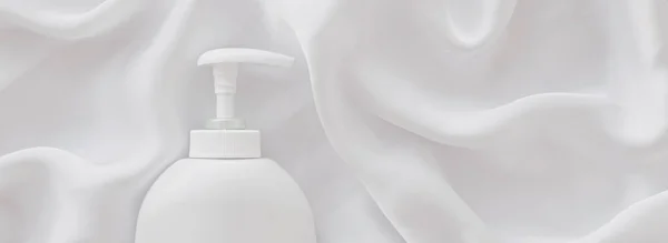 Üres címke kozmetikai tartály üveg mint termék mockup fehér selyem háttér — Stock Fotó