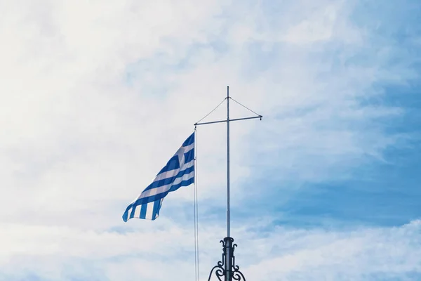 Griekse vlag en blauwe lucht, reizen en politiek — Stockfoto