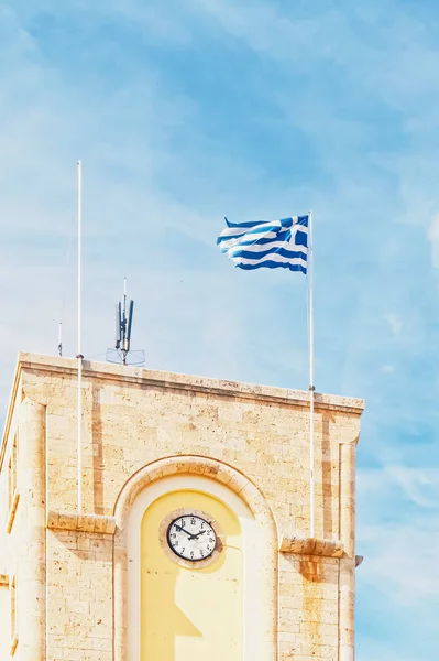 Grecka flaga i błękitne niebo, podróże i polityka — Zdjęcie stockowe