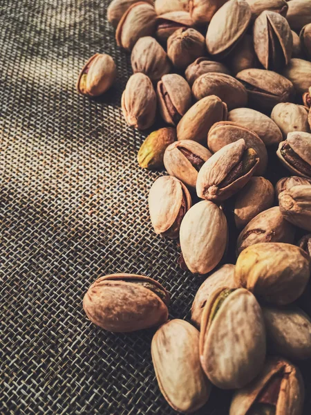 Pistachos sobre fondo de lino rústico —  Fotos de Stock