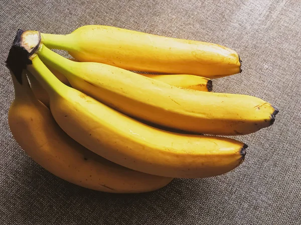 Βιολογικές μπανάνες σε ρουστίκ λινό φόντο — Φωτογραφία Αρχείου