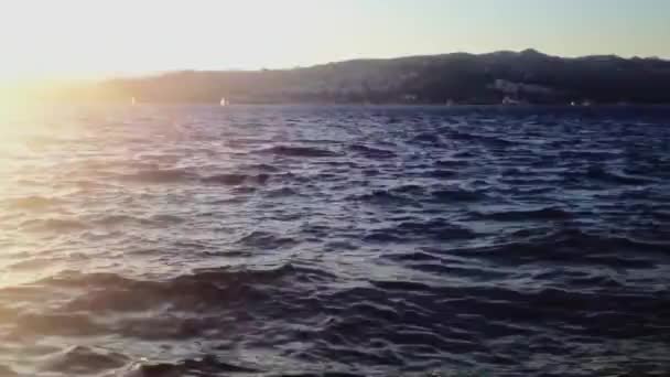 地中海沿岸の海と山の風景に沈む夕日、自然と旅行 — ストック動画