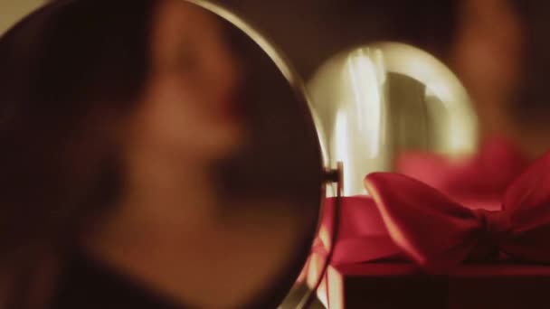 Czerwony luksusowe pudełko i zamazane lustro odbicie brunetka kobieta, ludzie i wakacje — Wideo stockowe