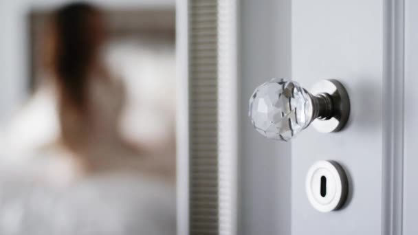 Puerta abierta a la habitación, vista desenfocada de la mujer en el interior de un dormitorio, decoración del hogar y estilo de vida — Vídeos de Stock