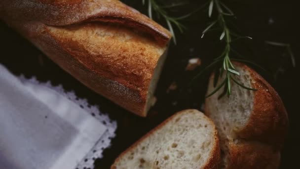Tradycyjna francuska bagietka, świeży organiczny biały chleb, jedzenie i śniadanie — Wideo stockowe