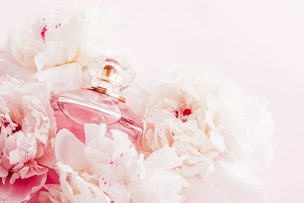 Luxe fragrance bottle as girly perfume product on background of peony flowers, parfum ad and beauty branding — Stock Photo, Image