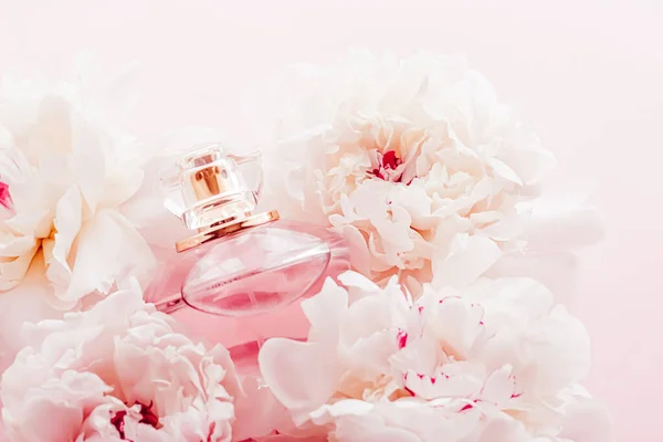 Flacon de parfum de luxe comme produit de parfum girly sur fond de fleurs de pivoine, annonce de parfum et marque de beauté — Photo