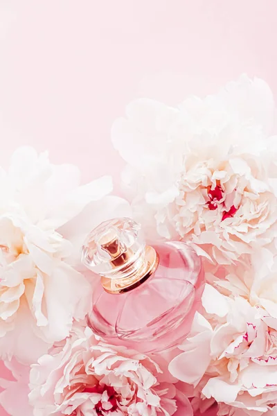 Luxuriöse Duftflasche als mädchenhaftes Parfümprodukt auf dem Hintergrund von Pfingstrosenblüten, Parfumwerbung und Beauty Branding — Stockfoto