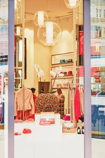 Luxury boutique store on Bahnhofstrasse in Zurich, Switzerland, main downtown street in the city center — Stock Photo, Image