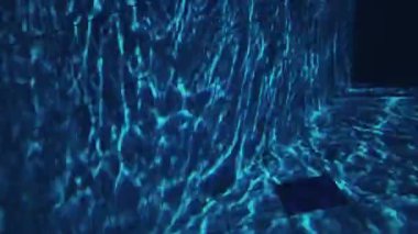 Yazın açık mavi su, gün batımında yüzme havuzu, sualtı ve seyahat.