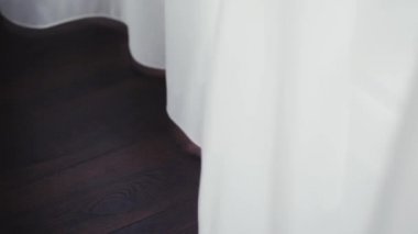 Beyaz ipek perdeler ve ahşap zemin, ev dekorasyonu ve lüks iç tasarım.