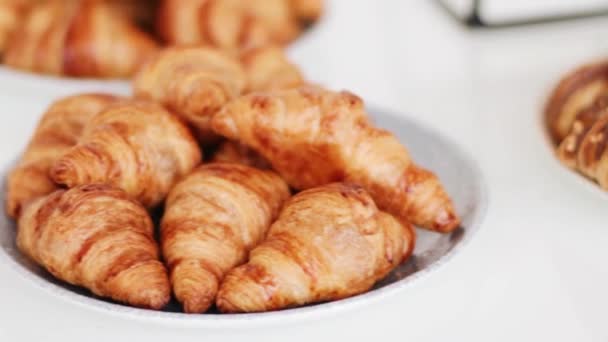 Verse, warme Franse croissants en zoet gebak geserveerd op een buffettafel, bakkerij menu en ontbijt — Stockvideo