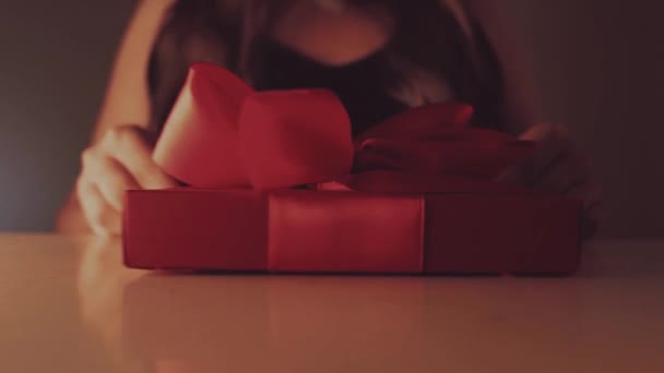 Manos de mujer y caja de regalo de lujo rojo, personas y vacaciones — Vídeo de stock