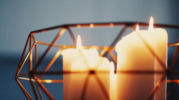 Kerzen in goldener Deko-Vase als luxuriöses Wohndekor, Urlaubszeit und Romantik — Stockvideo