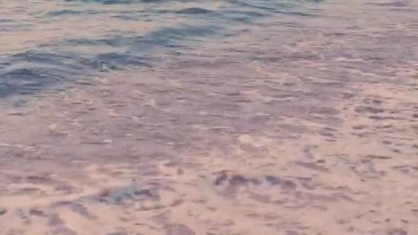 Vackra havsvågor på sandstrand, semesterresor och semestermål — Stockvideo